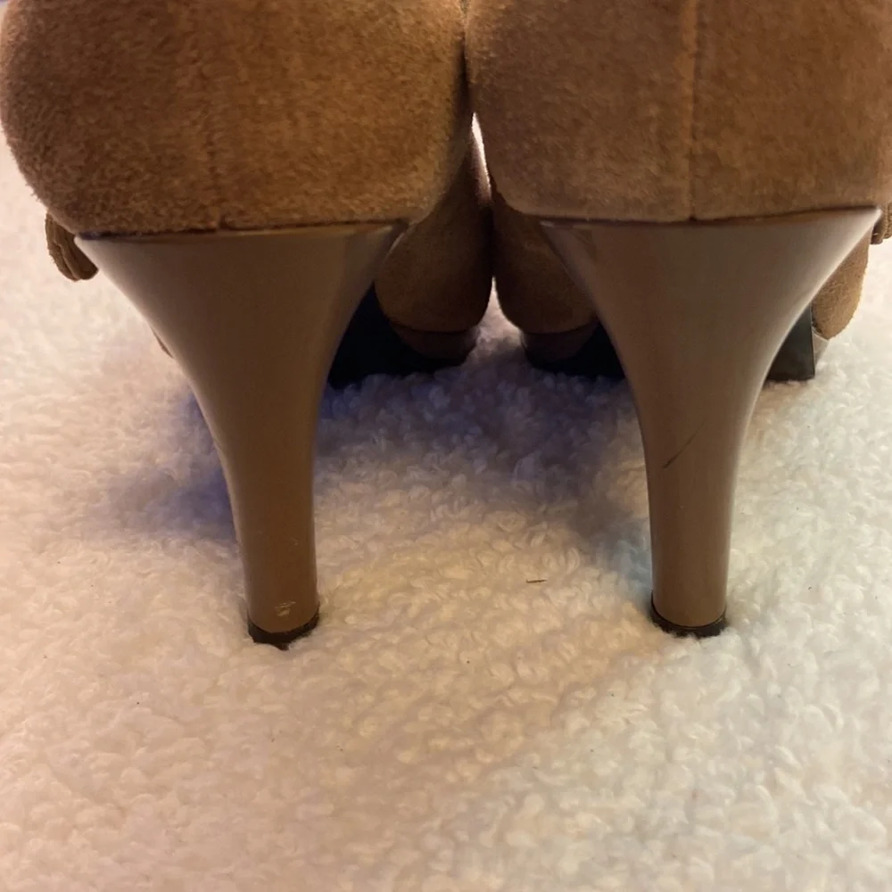 Anne Klein Winterlyn Tan Leather Upper Suede 3.5” Patent Heel EUC Size 8.5